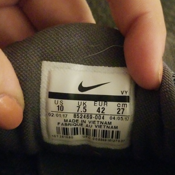 Size 10 Women's Nike Shoes - Picture 3 of 4